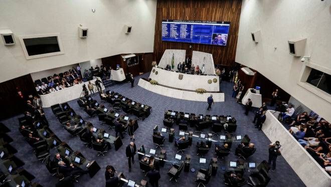 Representação feminina na Assembleia Legislativa do Paraná é de 7,4% dos cargos.
