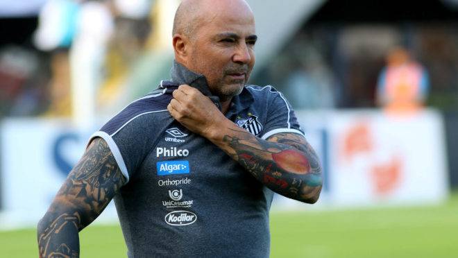 O técnico Jorge Sampaoli, do Santos, na partida contra o Avaí, válida pela 12ª rodada do Campeonato Brasileiro.