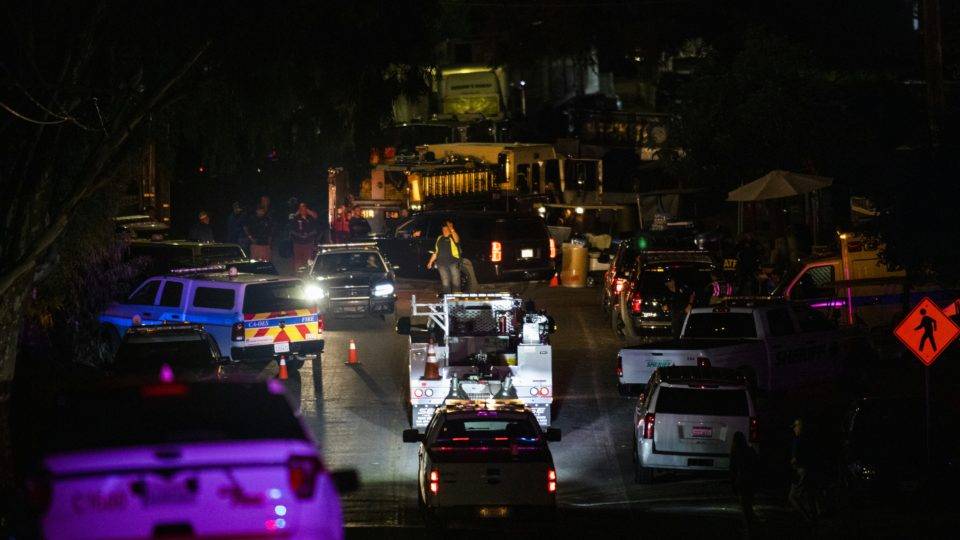 Bombeiros e policiais chegam ao local de um tiroteio, em Gilroy, Califórnia, EUA