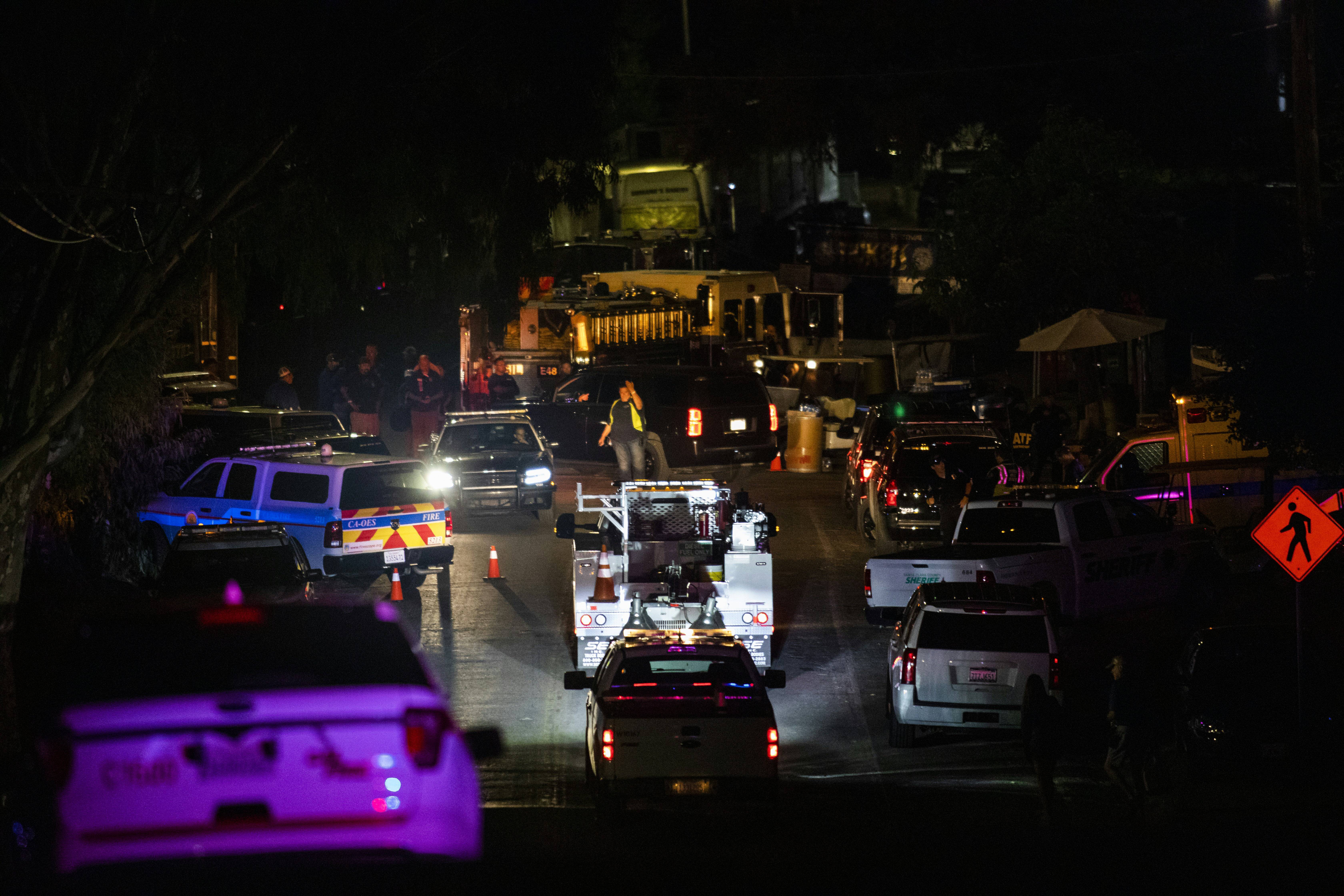 Bombeiros e policiais chegam ao local de um tiroteio, em Gilroy, Califórnia, EUA