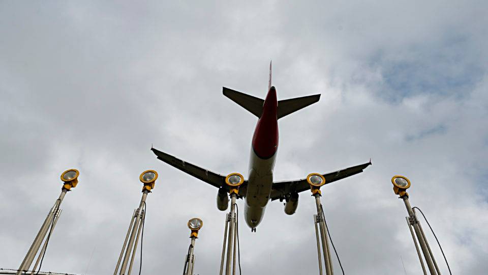 Redução de imposto pode deixar passagens aéreas mais baratas no Paraná Avião sobrevoando o aeroporto Afonso Pena