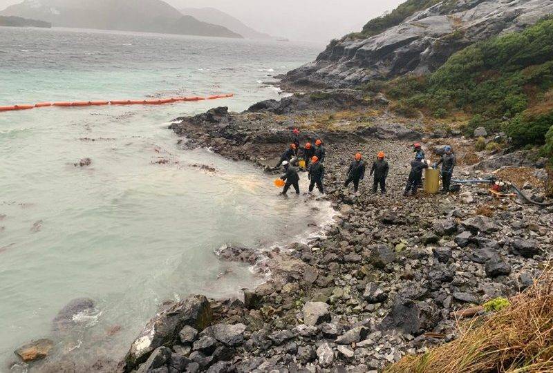 15 mil litros de aguá de mar contaminada foram contidas após derramamento de diesel na Patagônia Chilena