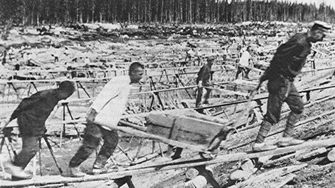 Prisioneiros dos gulags trabalham na construção do Canal do Mar Báltico. Milhares morreram de exaustão e foram enterrados ali mesmo, numa vala comum.