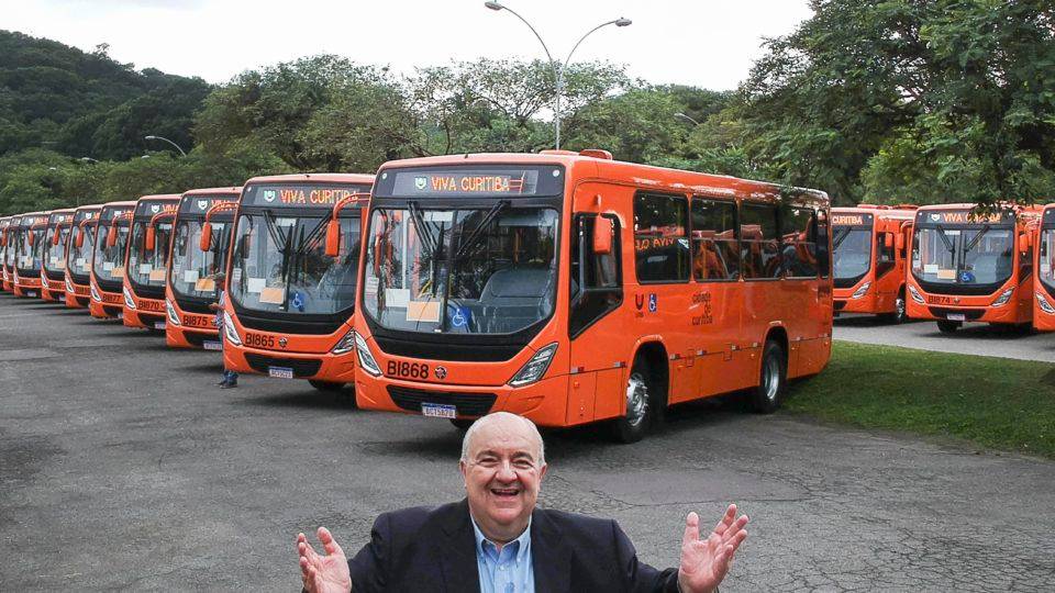 Rafael Greca (DEM) participa de cerimônia de entrega de ônibus para a cidade