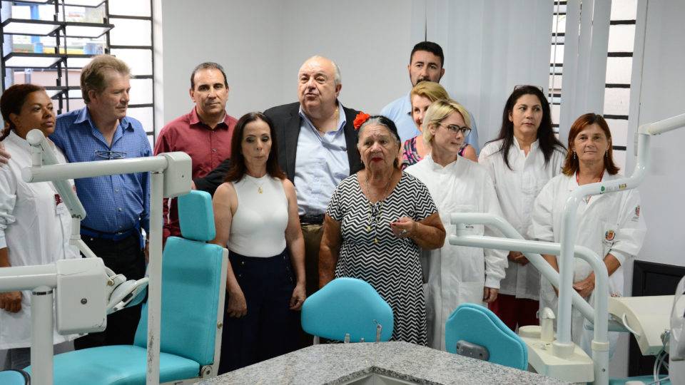 Rafael Greca (DEM) durante entrega de obras de revitalização em unidade de saúde no Cajuru