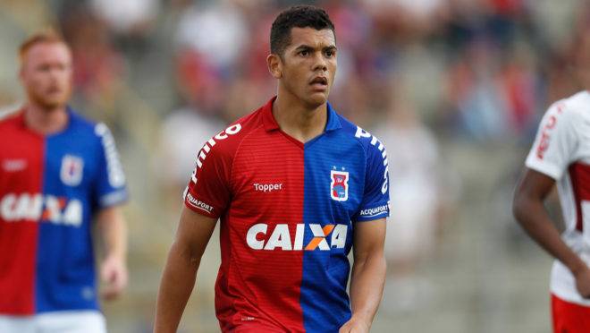 Jhony em ação pelo Paraná no Brasileirão de 2018. Jogador retorna de empréstimo ao Paysandu