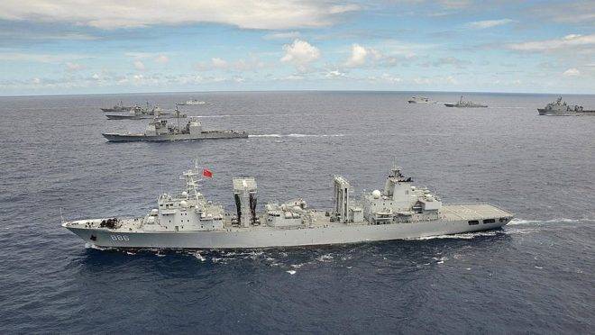 Navio Qiandaohu, da Marinha do Exército de Libertação do Povo, em exercício militar no Pacífico em 2014