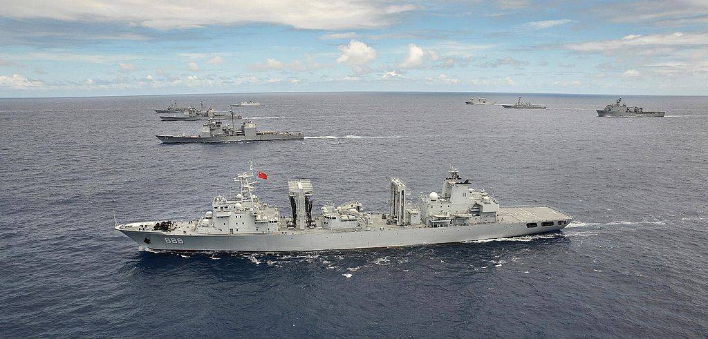Navio Qiandaohu, da Marinha do Exército de Libertação do Povo, em exercício militar no Pacífico em 2014