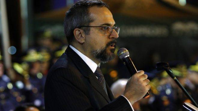 Abraham Weintraub, ministro da Educação, diz ser contra a cobrança de mensalidade em universidades públicas.