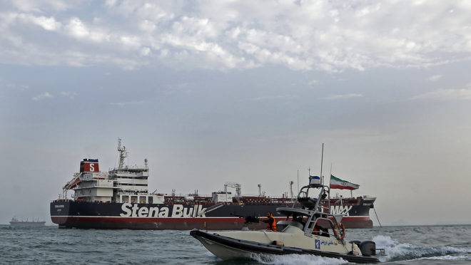 Guarda Revolucionária Iraniana patrulhando o navio britânico Stena Impero