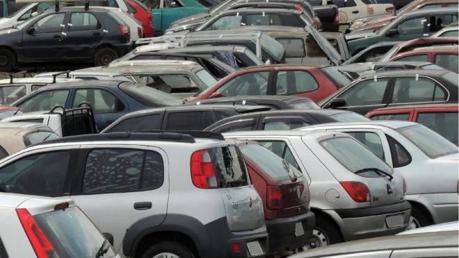 Carros no pátio da Setran