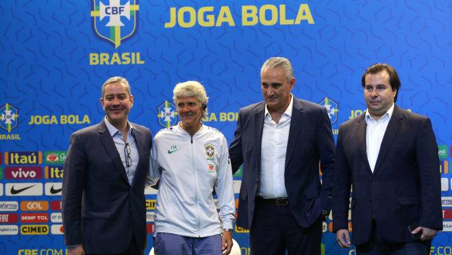 Rogério Caboclo (esquerda), Pia Sundhage, Tite e Rodrigo Maia estiveram presentes na coletiva de apresentação da técnica