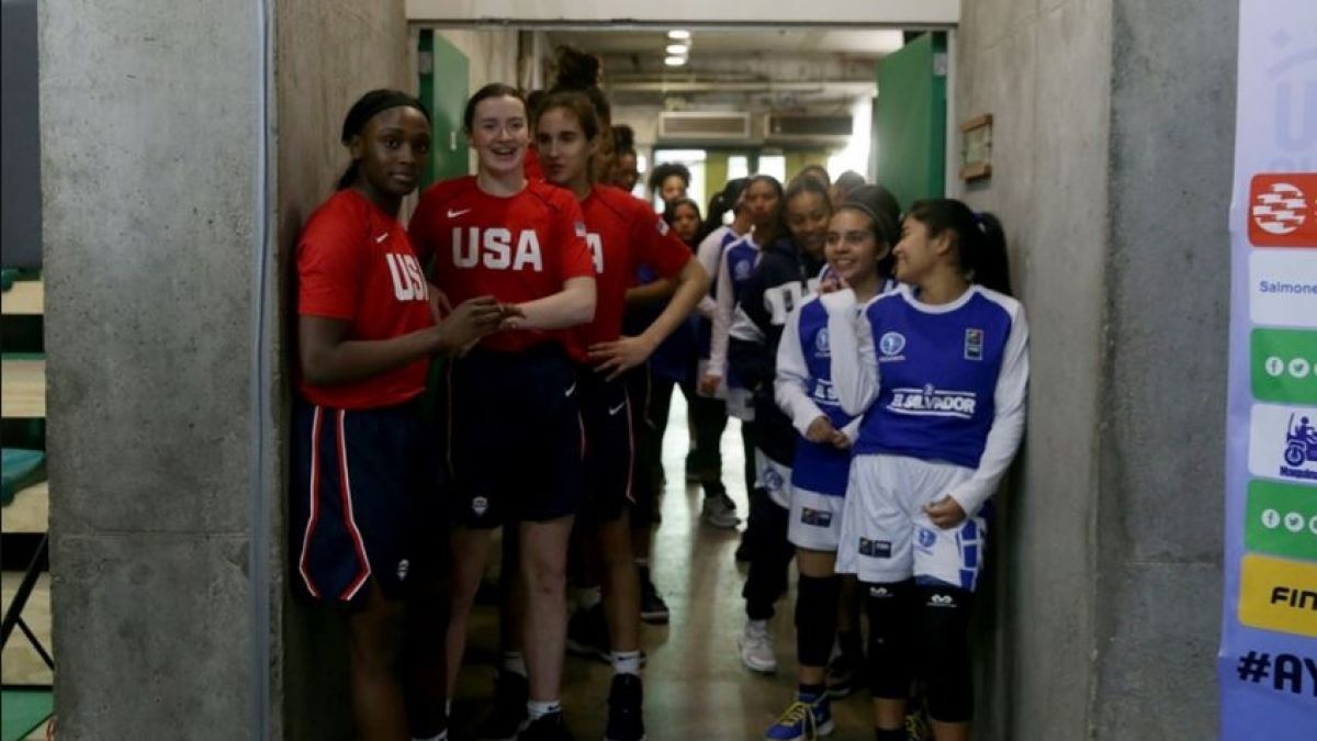 À esquerda está o time norte-americano, com média de altura de 1,86. Do outro está o time de El Salvador, com altura média de 1,72