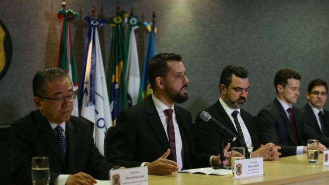 Membros da força-tarefa da Lava Jato em coletiva sobre a 62.ª fase da operação. Da esquerda para direita: Edson Suzuki (Receita Federal), Thiago Giavarotti (Delegado PF), Luciano Flores (Superintendente PF/PR), e os procuradores Roberson Pozzobon e Felipe Camargo.