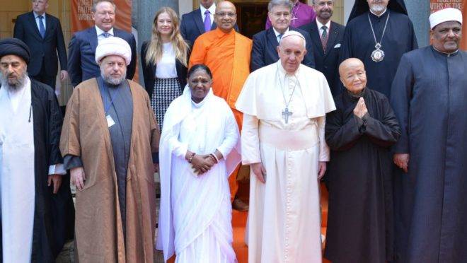 Líderes religiosos reunidos para a assinatura de uma declaração conjunta contra a escravidão, em dezembro de 2014, no Vaticano.