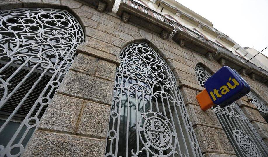 Itaú registra maior lucro da história dos bancos no Brasil Fachada de agência do Itaú