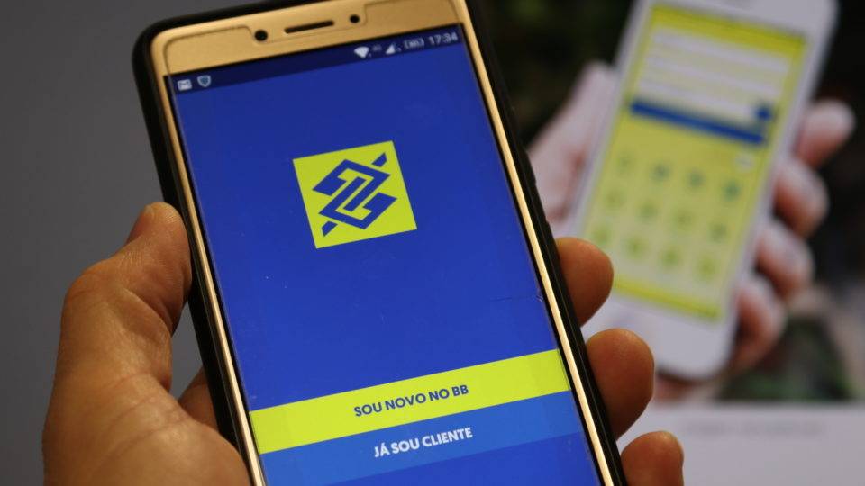 Celular e internet banking obrigam bancos a repensar agências e número de funcionários App do Banco do Brasil