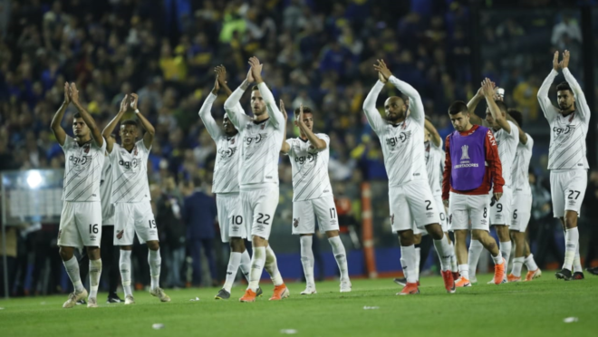 Time atleticano agradece a presença da torcida rubro-negra na Bombonera. Foto: Jonathan Campos/Gazeta do Povo
