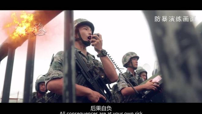 vídeo promocional da china atuando contra manifestantes em hong kong