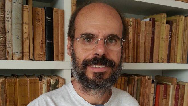 Em romance, Paulo Bueno busca um paradeiro, um lugar tanto para se assentar, criar raízes, quando para passar pelo doloroso processo da morte.