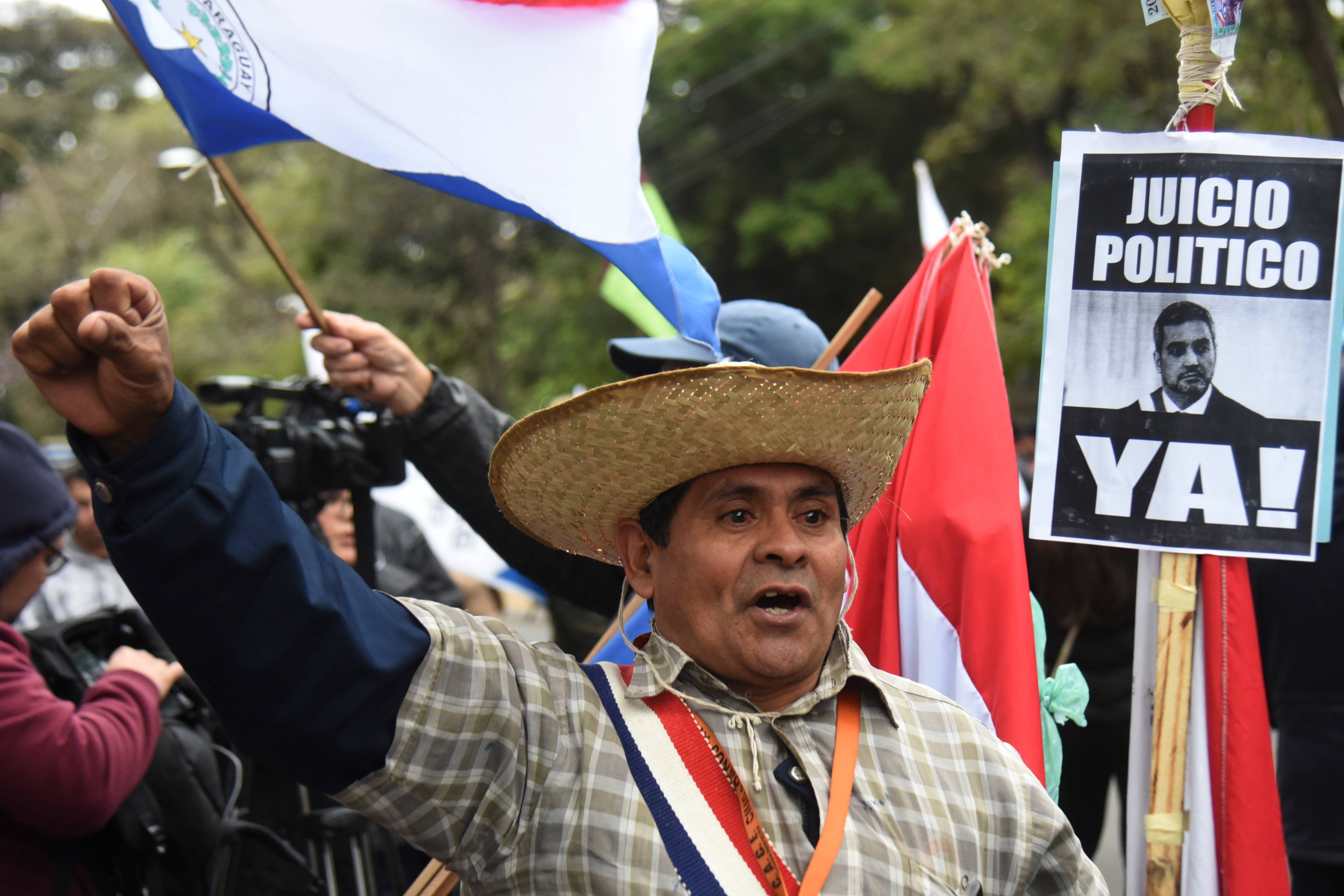 Manifestantes pedem o impeachment do presidente do Paraguai, Mario Abdo Benítez