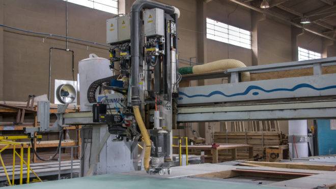 Construção de parede para montagem de casa em fábrica da Tecverde