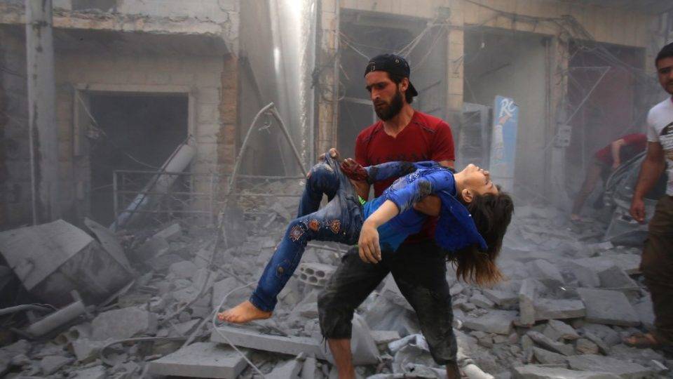 Em 14 de maio de 2019, um homem leva uma vítima de ataque aéreo por forças do regime da Síria e seus aliados na região de Idlib, controlada por rebeldes