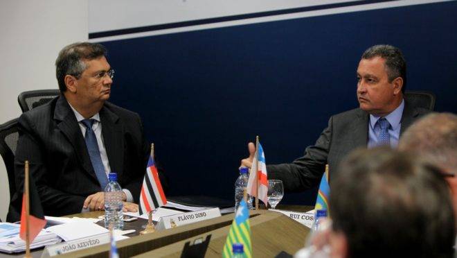 Flávio Dino (e) e Rui Costa, durante lançamento do Consórcio dos Governadores do Nordeste, em 29/07/2018