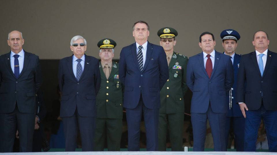 Presidente Jair Bolsonaro cercado por generais em cerimônia no Palácio do Planalto.
