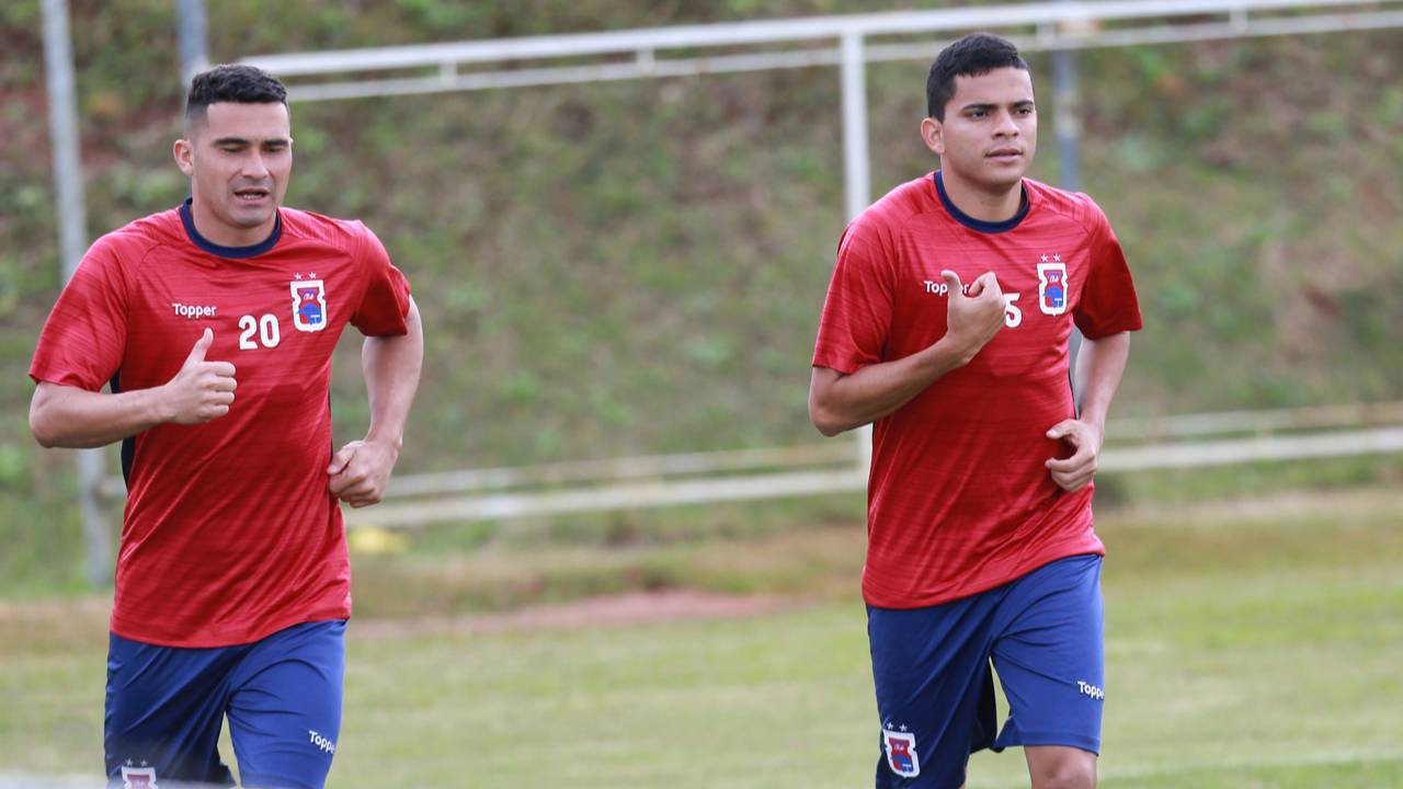 Atacante Bruno Rodrigues (à direita) desfalca o Paraná. Já Itaqui (à esquerda) pode voltar ao time