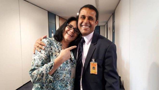 A ministra Damares Alves e o novo presidente da comissão sobre mortos políticos Marco Aurélio de Carvalho.