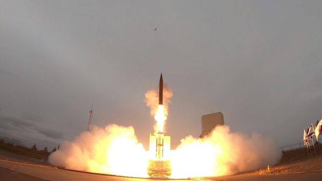 Lançamento de um míssil anti-balístico hipersônico Arrow-3 no Alasca, Estados Unidos, em parceria entre EUA e Israel
