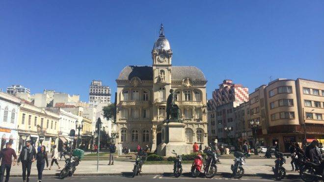 Conheça alguns dos relógios históricos de Curitiba em um passeio de menos de uma hora