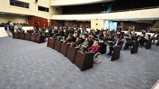 Grupo de 54 estudantes teve a oportunidade de saber como é o trabalha de um deputado estadual.