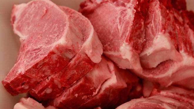 Os preços da carne suína na Bolsa de Chicago despencaram 17% na semana encerrada na sexta-feira (2), a maior perda registrada em contratos futuros mais ativos desde julho do ano passado.