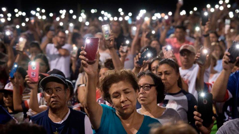 Pessoas prestam homenagem aos mortos em um tiroteio em El Paso, Texas, em 4 de agosto