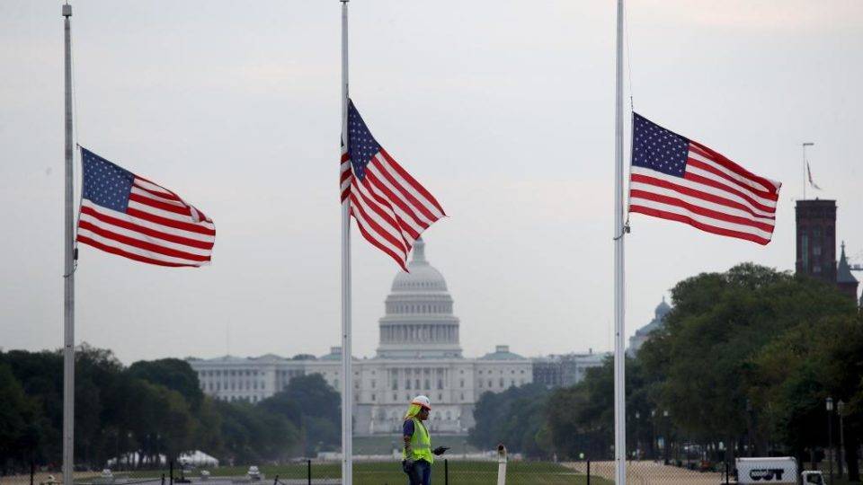 Bandeira americana é hasteada a meio mastro em homenagem às vítimas dos tiroteios que ocorreram no fim de semana