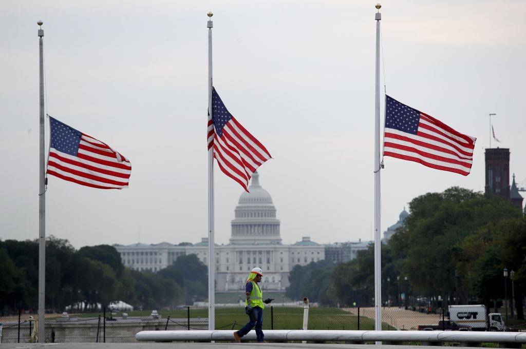 Bandeira americana é hasteada a meio mastro em homenagem às vítimas dos tiroteios que ocorreram no fim de semana