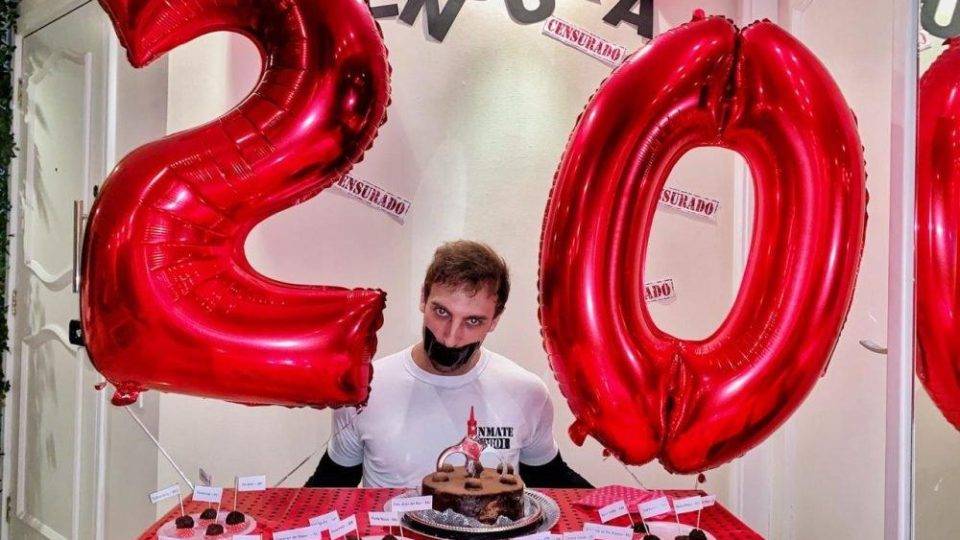 Ameaças e repúdio público: mais de 20 cidades censuram comediante Léo Lins Léo Lins: “Ver políticos se retorcerem para impedir meu show me traz muita alegria”