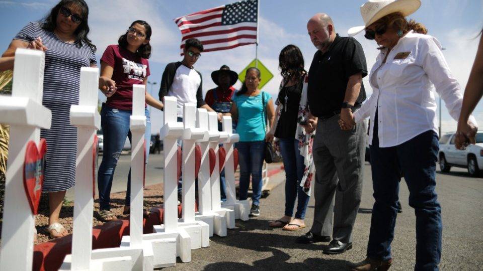 Grupo faz orações diante de cruzes feitas em homenagem às vítimas do massacre que deixou pelo menos 22 pessoas mortas em El Paso, Texas, EUA, 5 de agosto de 2019