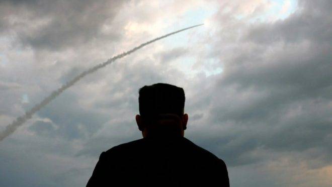 Imagem de uma transmissão da televisão norte-coreana KCTV em 1º de agosto de 2019 mostra o ditador da Coreia do Norte, Kim Jong-un, assistindo ao lançamento de um míssil balístico em 31 de julho