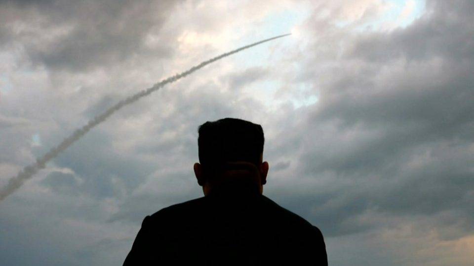 Coreia do Norte gerou US$ 2 bilhões com ciberataques para financiar programas de armas Imagem de uma transmissão da televisão norte-coreana KCTV em 1º de agosto de 2019 mostra o ditador da Coreia do Norte, Kim Jong-un, assistindo ao lançamento de um míssil balístico em 31 de julho
