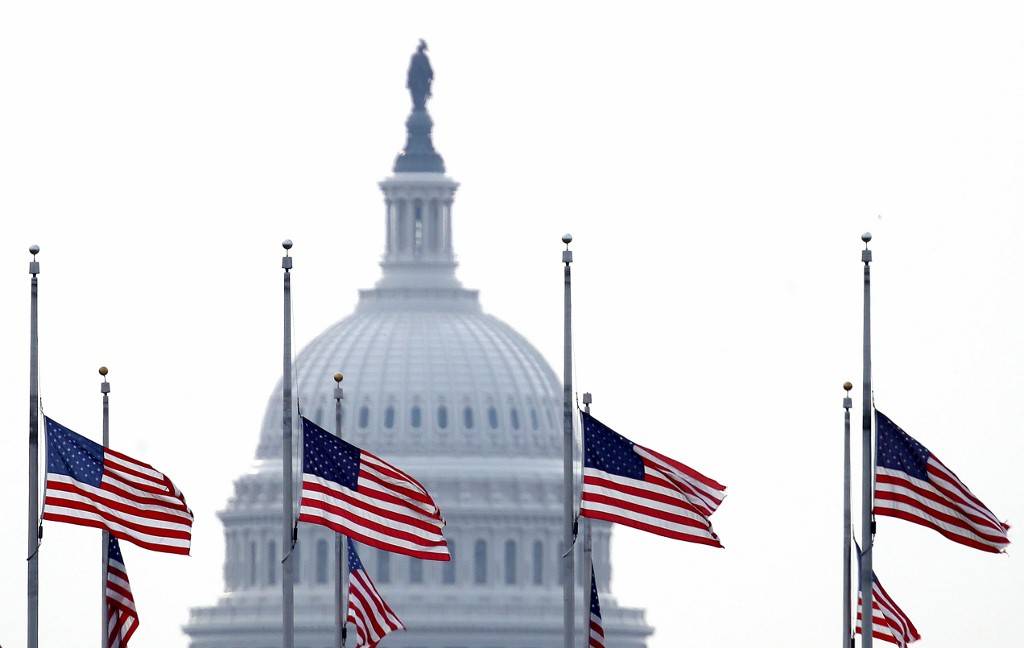 Bandeira americana é hasteada a meio mastro em Washington em homenagem às vítimas dos tiroteios que ocorreram no fim de semana