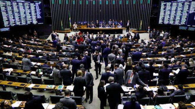 Deputados reunidos no plenário da Câmara.