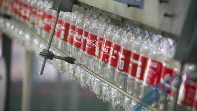 Garrafas de Coca-Cola em fábrica.