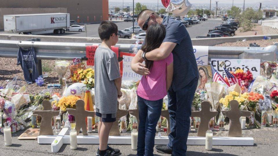 Família se abraça em frente a um memorial improvisado em homenagem às vítimas do tiroteio que deixou 22 mortos e vários feridos em El Paso, Texas, EUA, 5 de agosto de 2019