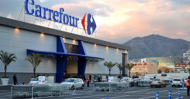 imagem da fachada do Carrefour.