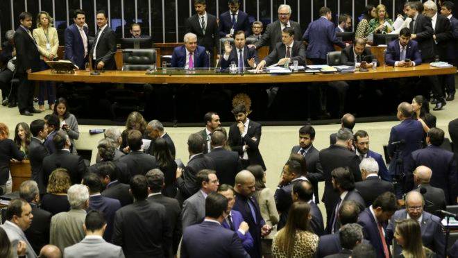 Deputados votaram contra a retirada de pauta