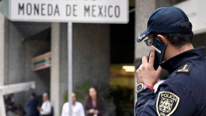 Polícia chega à agência da Casa da Moeda do México, em Cidade do México, após ladrões roubarem cerca de R$ 10 milhões