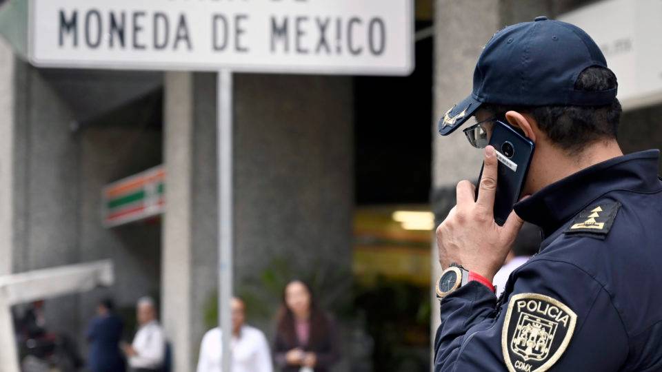 Polícia chega à agência da Casa da Moeda do México, em Cidade do México, após ladrões roubarem cerca de R$ 10 milhões